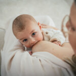 Motherhood shoot borstvoeding lifestyle fotografie
