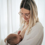 Motherhood shoot lifestyle fotografie borstvoeding